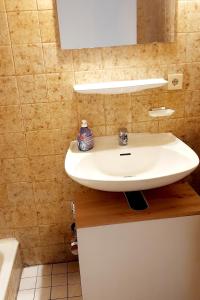 baño con lavabo blanco en la encimera en LauLe Apartment 2 Self Check in, en Passau