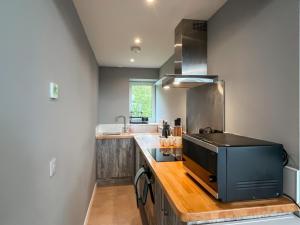 Kuchyň nebo kuchyňský kout v ubytování Grey Rocks Apartment