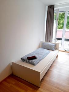 una cama en una habitación con una ventana grande en LauLe Apartment 2 Self Check in, en Passau