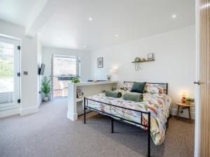 リンカーンにあるTower View - Uk48126の部屋にベッドがある寝室