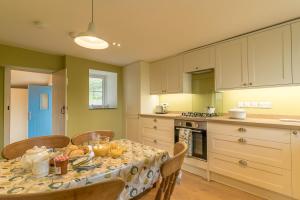Una cocina con una mesa con fruta encima. en Ceseilgwm, en Llangwm