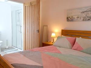 1 dormitorio con 1 cama y baño con ventana en Parlwr - Uk11210, en Cwrt-newydd