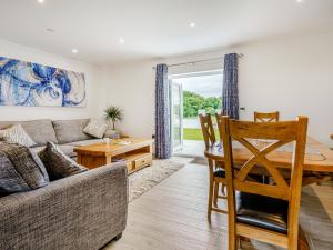 ein Wohnzimmer mit Sofa und Tisch in der Unterkunft Willow Tree Cottage - Uk35893 in Ludchurch + 21 Fotos