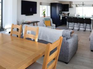 ein Wohnzimmer mit Tisch und Couch in der Unterkunft Preselli View Cottage - Uk37755 in Ludchurch