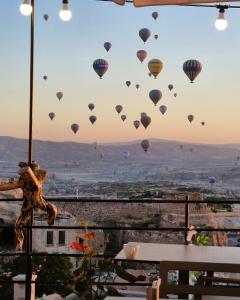 un groupe de ballons à air chaud volant dans le ciel dans l'établissement Cybele in Cappadocia, à Uçhisar