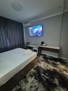 Televisyen dan/atau pusat hiburan di Hotel City rooms Bogenbay