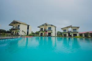 Bazén v ubytování Lotus Luxury Resort nebo v jeho okolí