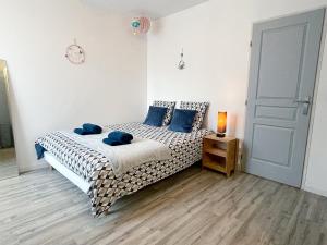 Postel nebo postele na pokoji v ubytování La Family House, spacieuse avec wifi, extérieur et parking