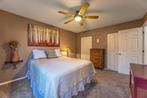 フッド・リバーにあるDevon Courtのベッドと天井扇風機のある寝室