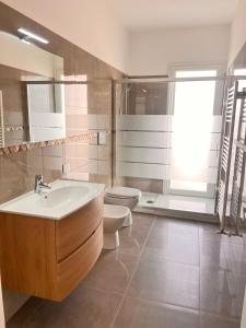 a bathroom with a tub and a toilet and a sink at Casa Dea in Paterno