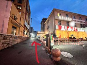 een stadsstraat met een rode pijl naar beneden. bij Nostalgia S Hotel Beijing Guomao CBD in Beijing +94 foto's