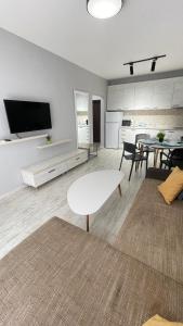 Μια τηλεόραση ή/και κέντρο ψυχαγωγίας στο ESKADA Apartments
