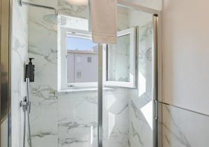 La salle de bains est pourvue d'une douche et d'une fenêtre. dans l'établissement Hostly-Suite le Maioliche-Charme in Town Center, à Pise 27 autres photos