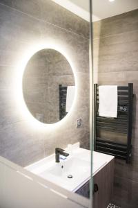 un bagno con lavandino e specchio di Auberge De Saint-Rémy - Restaurant Gastronomique a Saint-Rémy-de-Provence Altre 38 foto