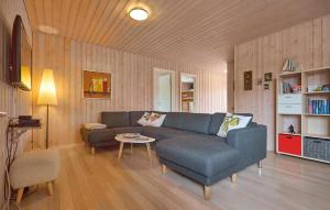 un soggiorno con un divano e un tavolo di Holiday Home Broager With Sauna 261 a Broager