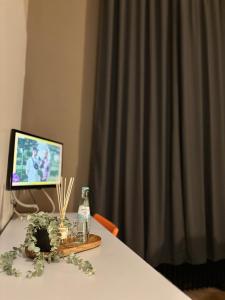 a table with a television in a room with a tableablishthritisthritisthritisthritis at Colour Hotel in Frankfurt