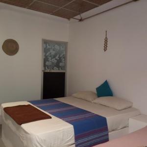 Un dormitorio con dos camas y una ventana. en Hiriketiya Mahi Surf, en Hiriketiya 84 fotos más