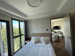 Un dormitorio con una cama y una ventana grande. en The one condo chiang mai, en Chiang Mai 14 fotos más