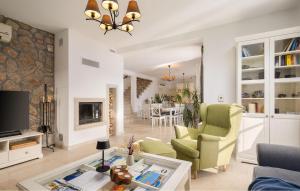 una sala de estar con un sofá y una mesa en Villa Mia, en Sveti Ivan Dobrinjski