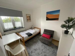 una pequeña habitación con una cama y una silla en EcoLodge 2, 