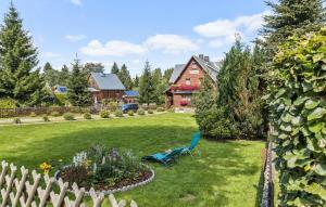 a yard with a bench and a house at Ferienwohnung Neuhermsdorf in Neuhermsdorf +11 photos