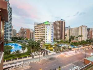 vistas a una ciudad con edificios altos y una calle en Apartamento Torremar, en Benidorm