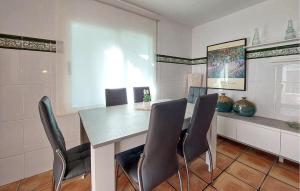 Un comedor con mesa y sillas en 2 Bedroom Stunning Home In Almazora, en Grao de Castellón