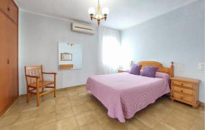 un dormitorio con una cama y una silla en 2 Bedroom Stunning Home In Almazora, en Grao de Castellón