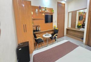 Nhà bếp/bếp nhỏ tại Hotel TU Casa Near Delhi Airport