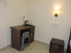 ColaにあるOne Side Loveのテーブル、椅子、ランプが備わるお部屋