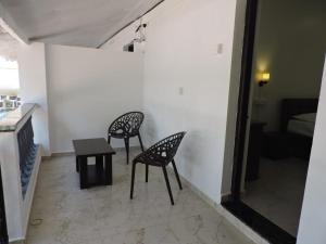 ColaにあるOne Side Loveの部屋に椅子2脚とテーブル1台