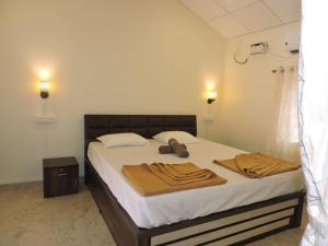 ColaにあるOne Side Loveのベッドとタオル2枚のある寝室