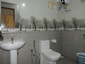 ColaにあるOne Side Loveのトイレ、洗面台、鏡のあるバスルーム