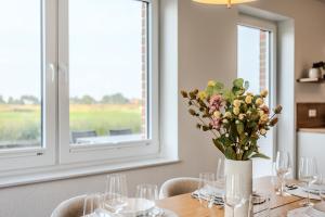 Φωτογραφία από το άλμπουμ του Küsten Suite Haus Grachtenwinkel direkte Wasserlage, 2 Terrassen, 106qm, Neubaugebiet σε Greetsiel