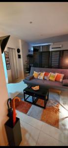 Una sala de estar con un sofá y una mesa de café. en StudioRD Copacabana 250m da praia esquina com a Rua do Copacabana Palace Rodolfo Dantas, en Río de Janeiro