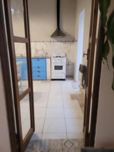 a kitchen with a white stove top oven at El departamento de las flores in Gualeguaychú