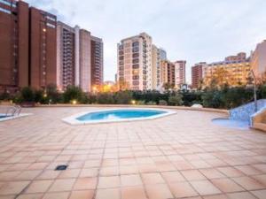 una piscina en medio de una ciudad con edificios altos en Apartamento Torremar, en Benidorm