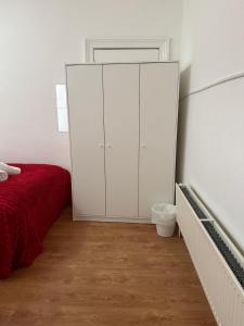 Кровать или кровати в номере 5 Brunswick - room 04