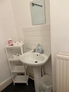 Ванная комната в 5 Brunswick - room 04 +3 фотографии