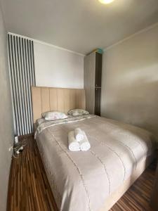 Postel nebo postele na pokoji v ubytování ApartLux on Pobedy Avenue