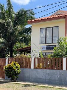 a house with a fence in front of it at Residencial Aeroporto in São Tomé