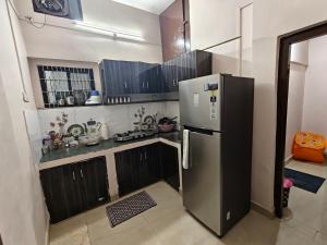 Kuchyň nebo kuchyňský kout v ubytování Prime Area 1BHK Full AC Budget Stay + 2 fotografie