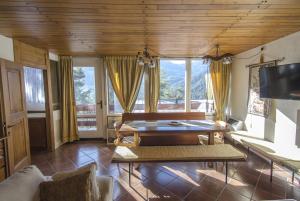 un soggiorno con un divano e un tavolo di 230 - Chalet nel verde a Vodo Cadore