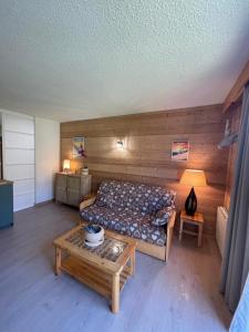 a bedroom with a bed and a coffee table at Vallonpierre2 in Orcières