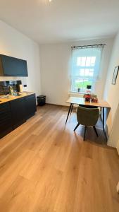 an empty room with a desk and a table at Schöne Ferienwohnung in Grünhain-Beierfeld +3 photos