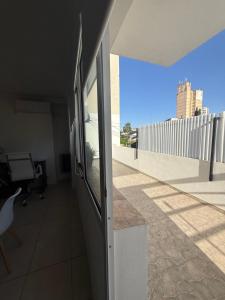 mit Blick auf einen Balkon eines Gebäudes in der Unterkunft Departamento Irigoyen in Santa Rosa