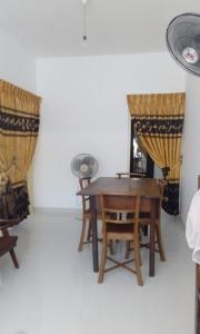 Una habitación con una mesa y sillas y una ventana. en Two rooms apartment, en Moratuwa