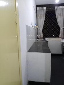 Un baño blanco con lavabo e inodoro. en Two rooms apartment, en Moratuwa