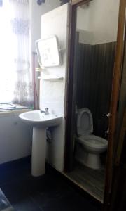 un baño con inodoro y lavabo en Two rooms apartment, en Moratuwa