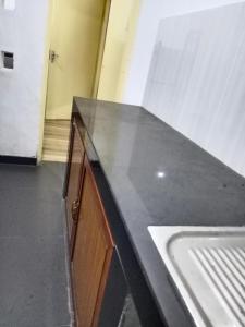 Una cocina con encimera negra y fregadero. en Two rooms apartment, en Moratuwa